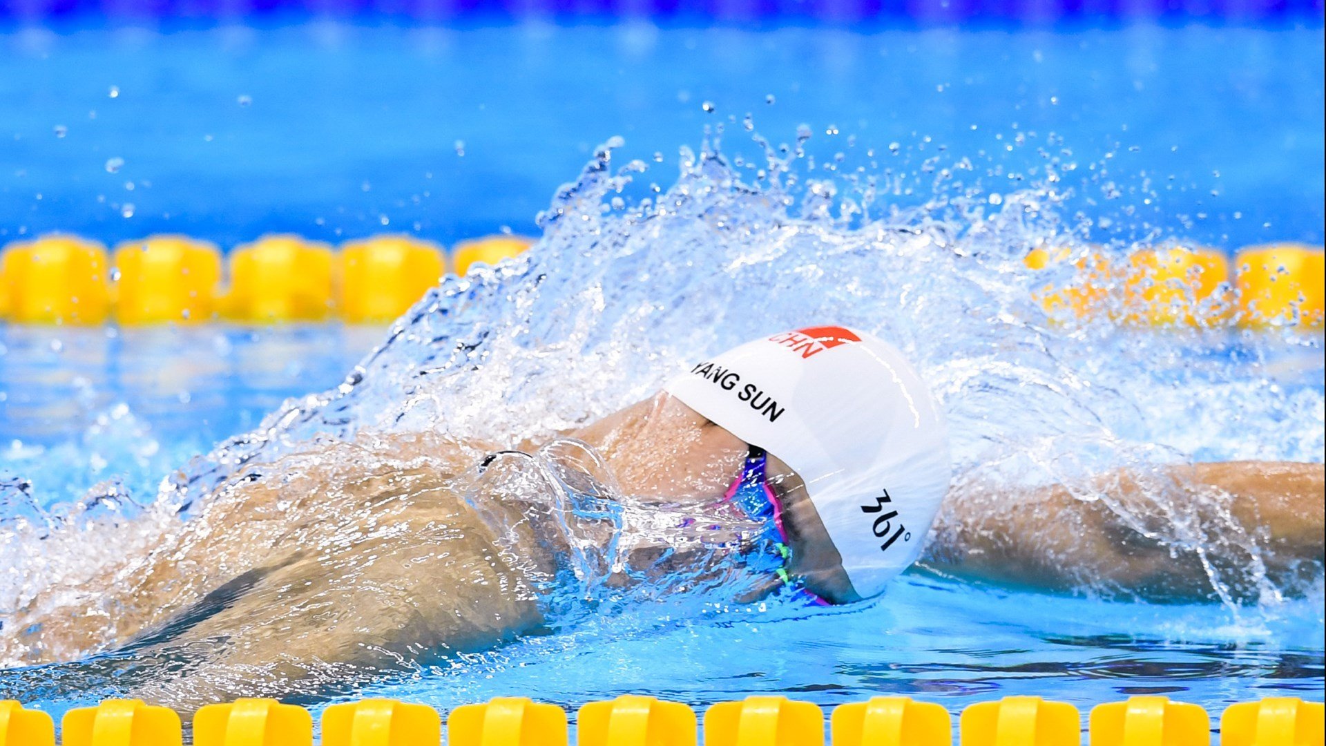 《电竞比赛现场：氛围热烈斗志昂扬》，电竞比赛场景